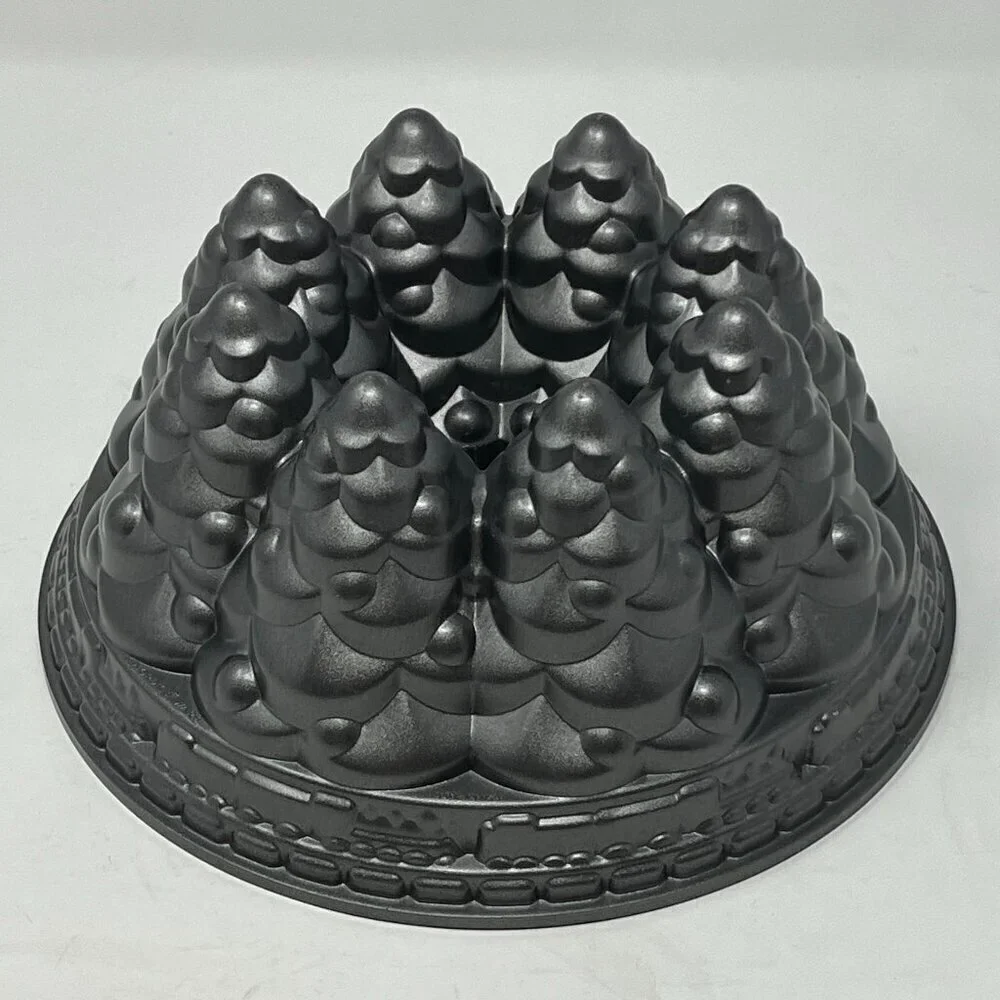 Nordic Ware Holiday Tree Bundt Cake Pan 10 cups cast aluminum EUC